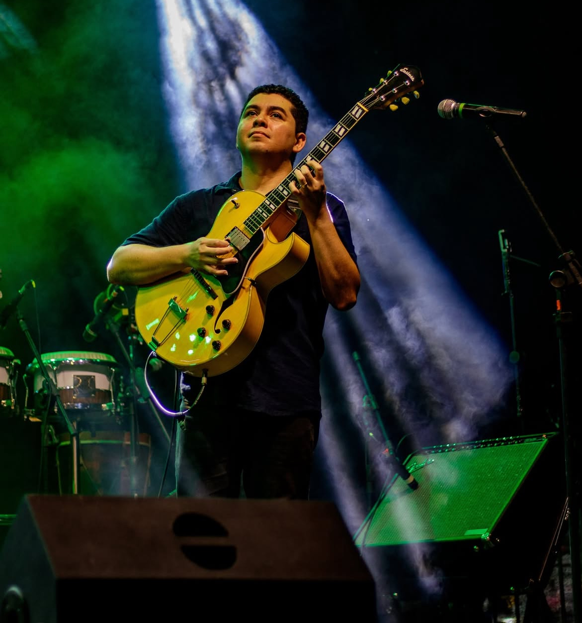 Ismael Nascimento playing jazz guitar live